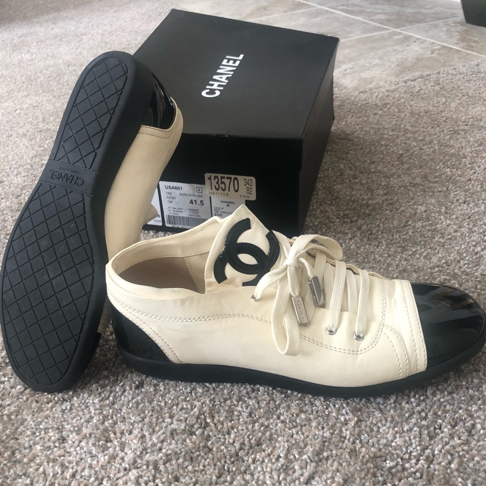Chanel Lace up sneaker